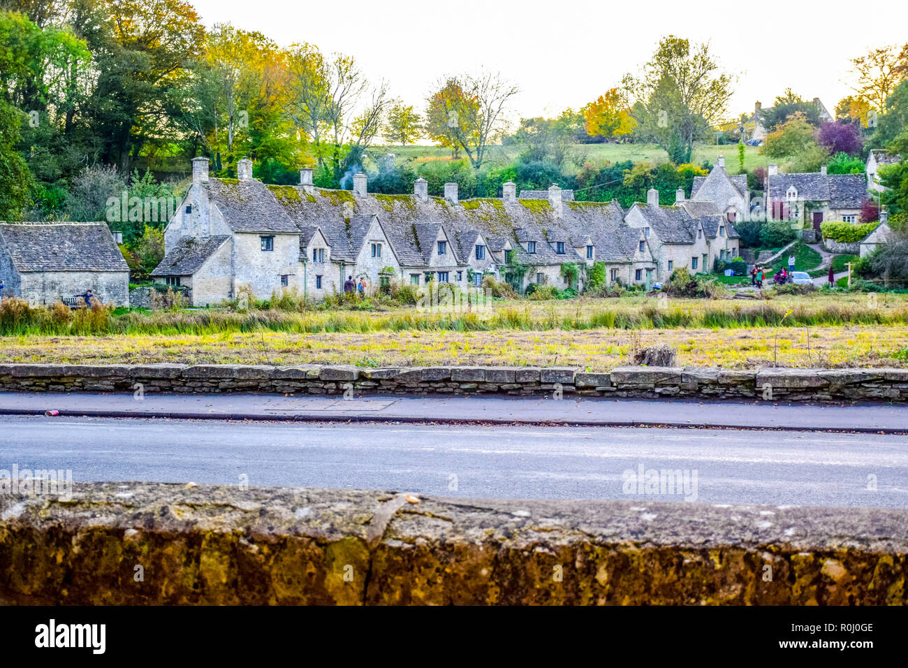 Bellissimo villaggio antico di Bibury in Cotswold distretto nel Gloucestershire, England, Regno Unito Foto Stock