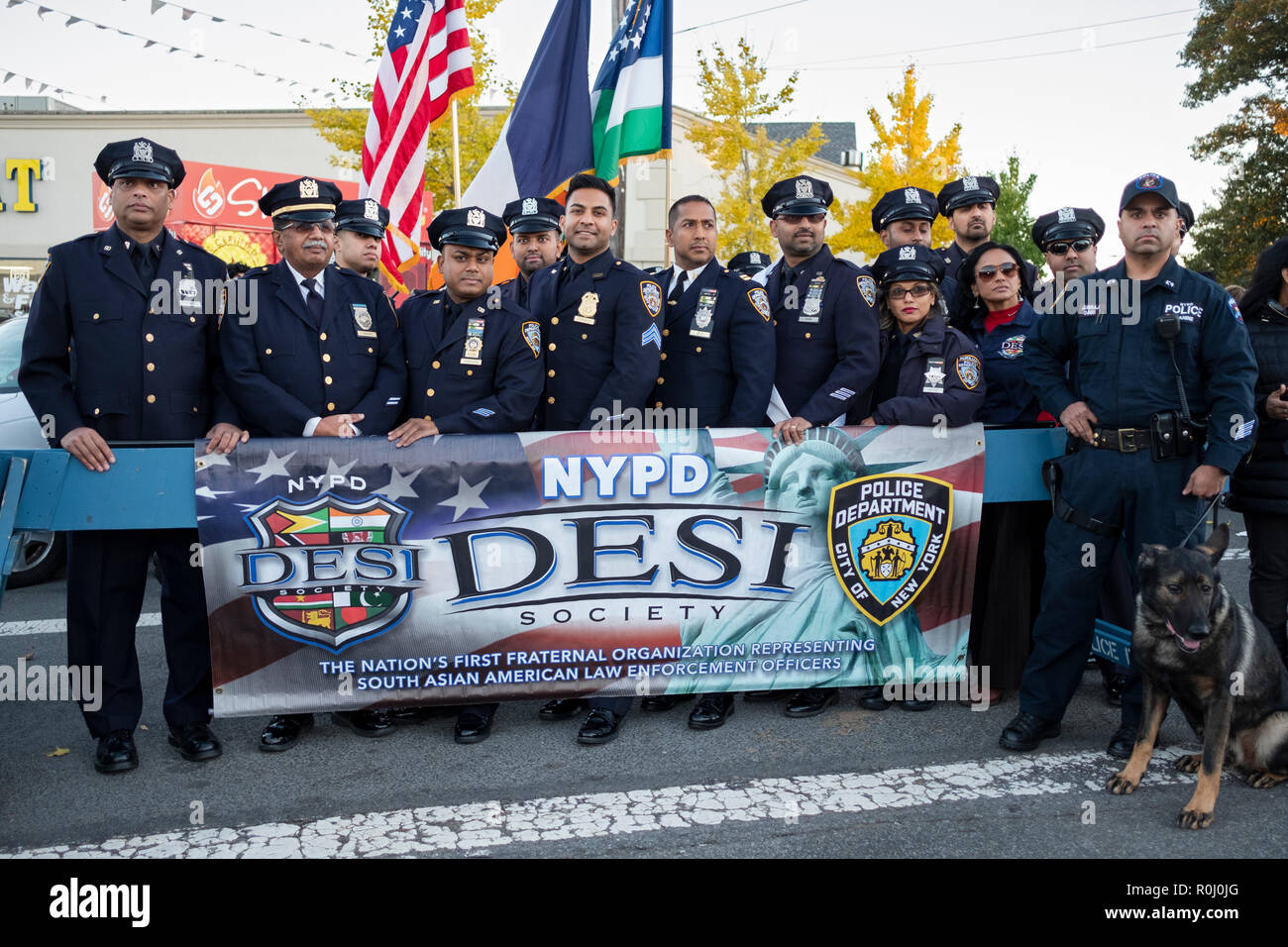 Un gruppo di asiatici del sud poliziotti americani, il DESI NYPD società posano per una foto alla celebrazione Diwali in Sud Richmond Hill, Queens, a New York. Foto Stock