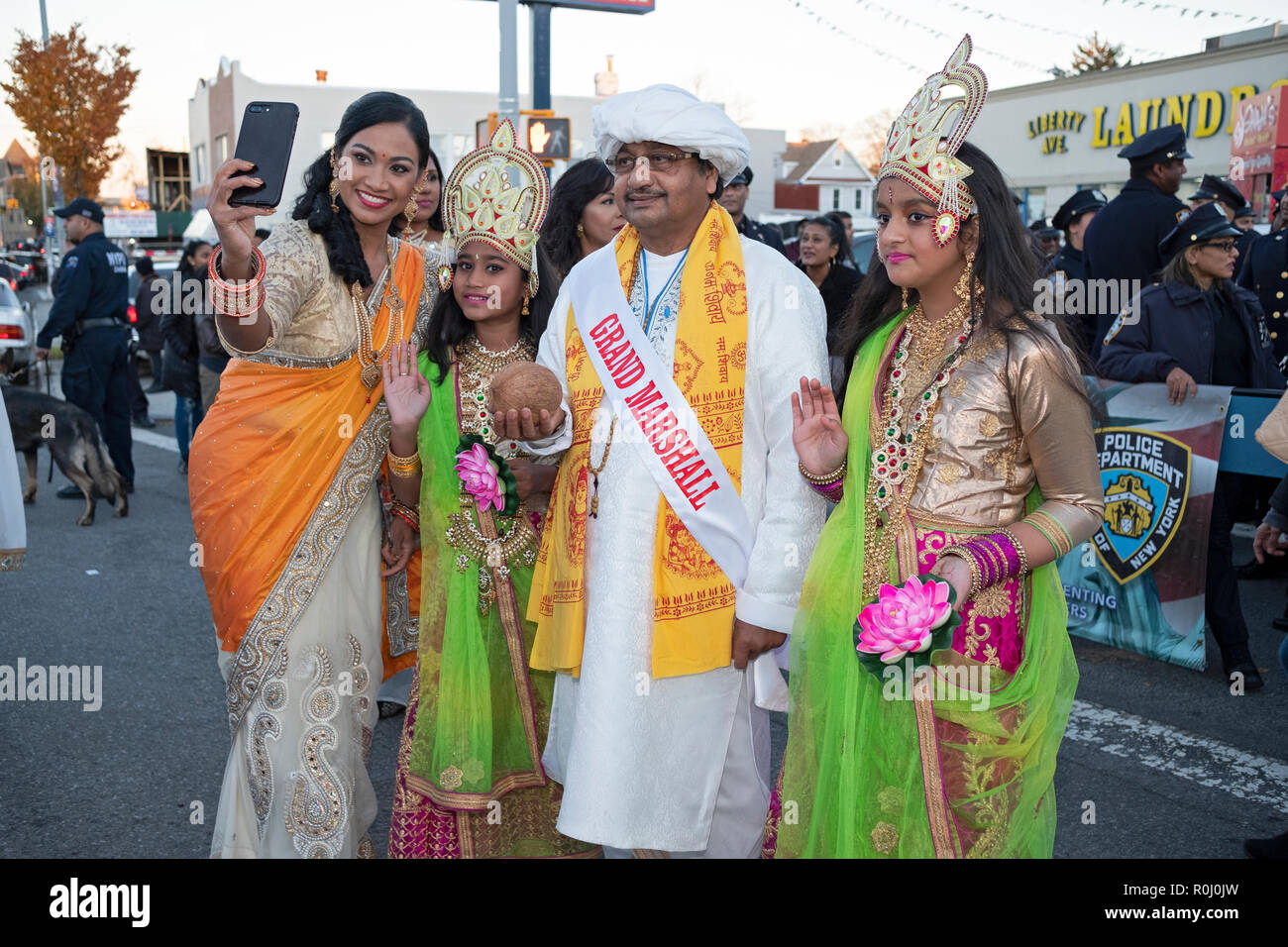 I partecipanti nell'annuale Diwali indù per il giro della Papamobile posano per una selfie con la Grand Marshall. In Richmond Hill, Queens, a New York City Foto Stock