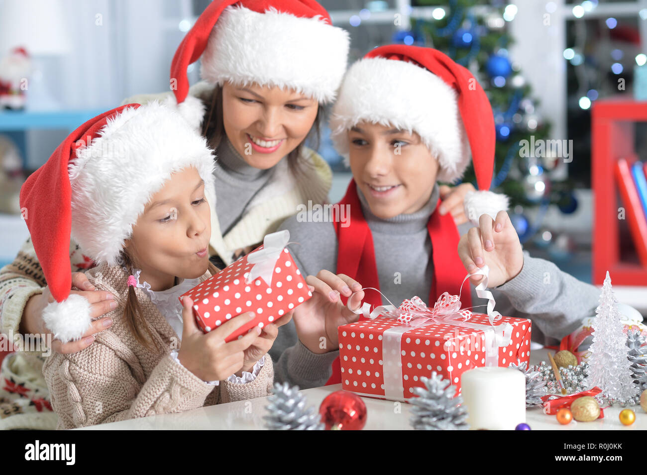 Ritratto di giovane madre e bambini con Doni di natale Foto Stock