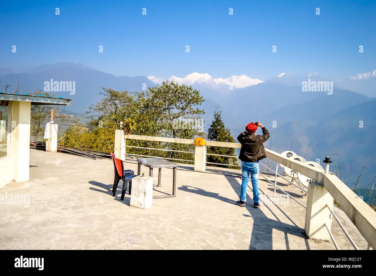 Un uomo di prendere una foto di Monte Kangchendzonga dal ortografia eliporto, Sikkim India su una soleggiata giornata estiva durante il periodo natalizio. Travel Vacation con Foto Stock