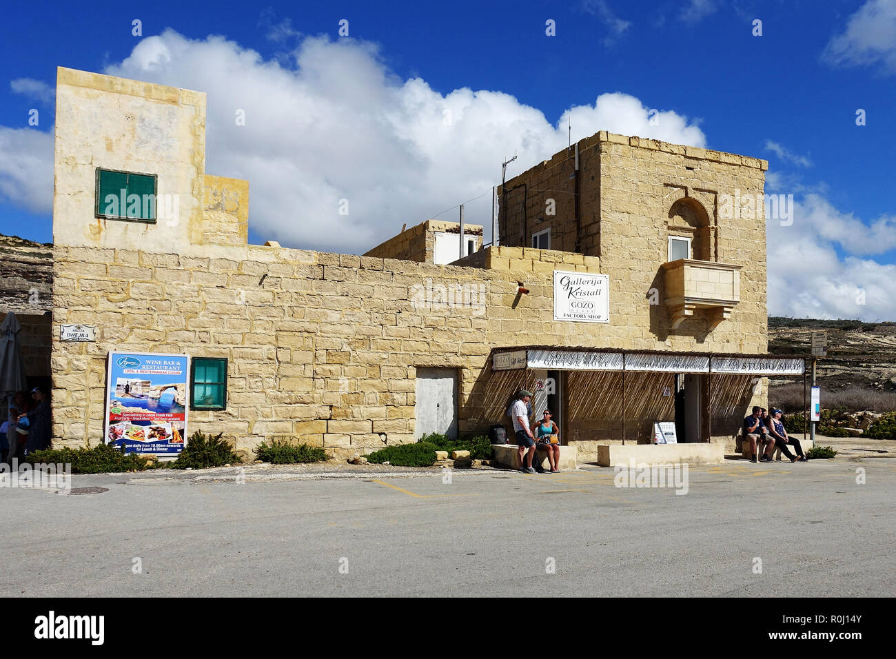 Maltese tradizionale edificio che ospita un negozio di souvenir a Dwejra, San Lawrenz, sulla costa occidentale di Gozo. Foto Stock