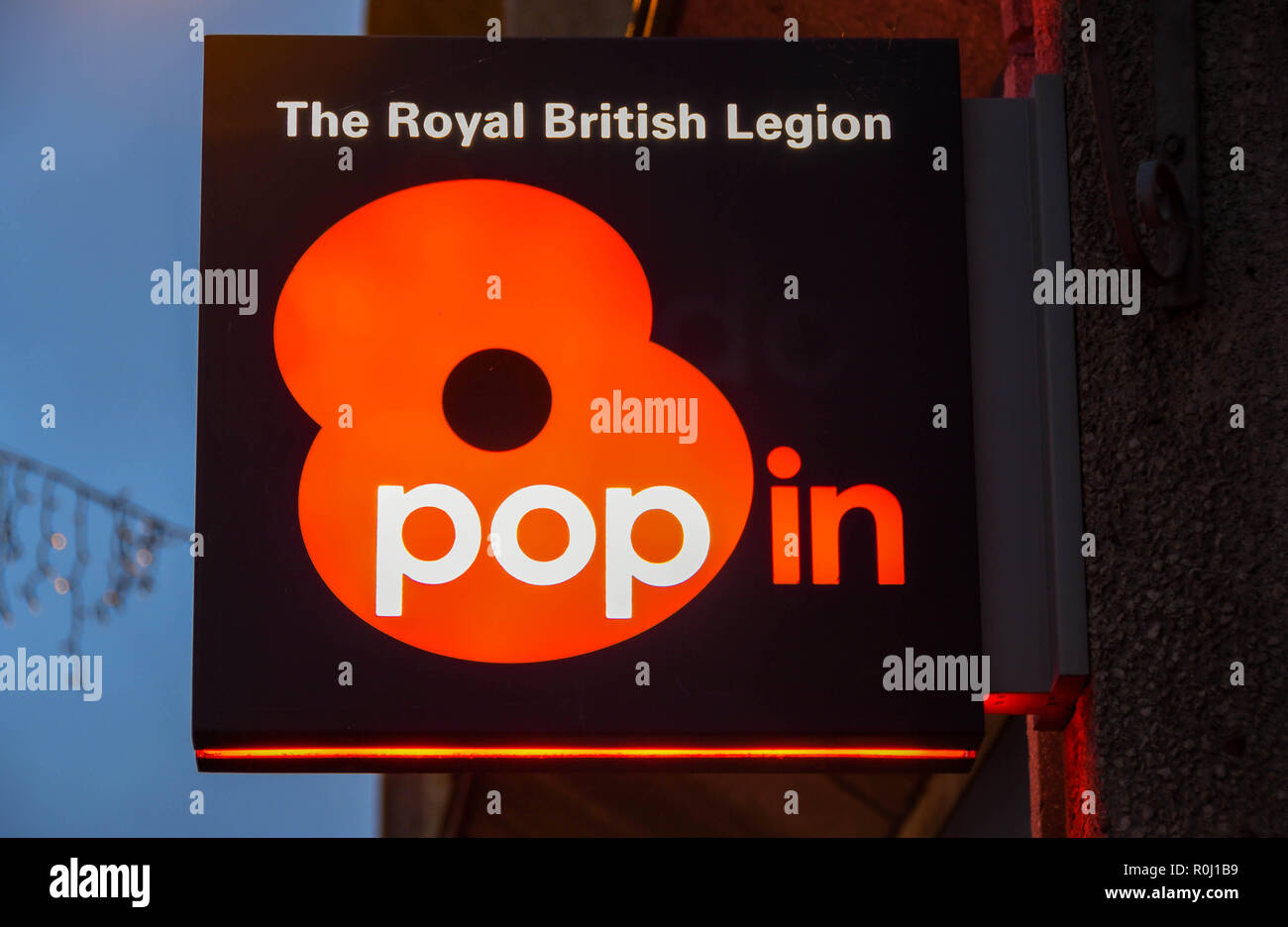 CARDIFF, GALLES - Novembre 2018: Segno sopra l'entrata di un Royal British Legion shop in Cardiff City Centre. Il papavero emblema è utilizzato da promuovere Foto Stock