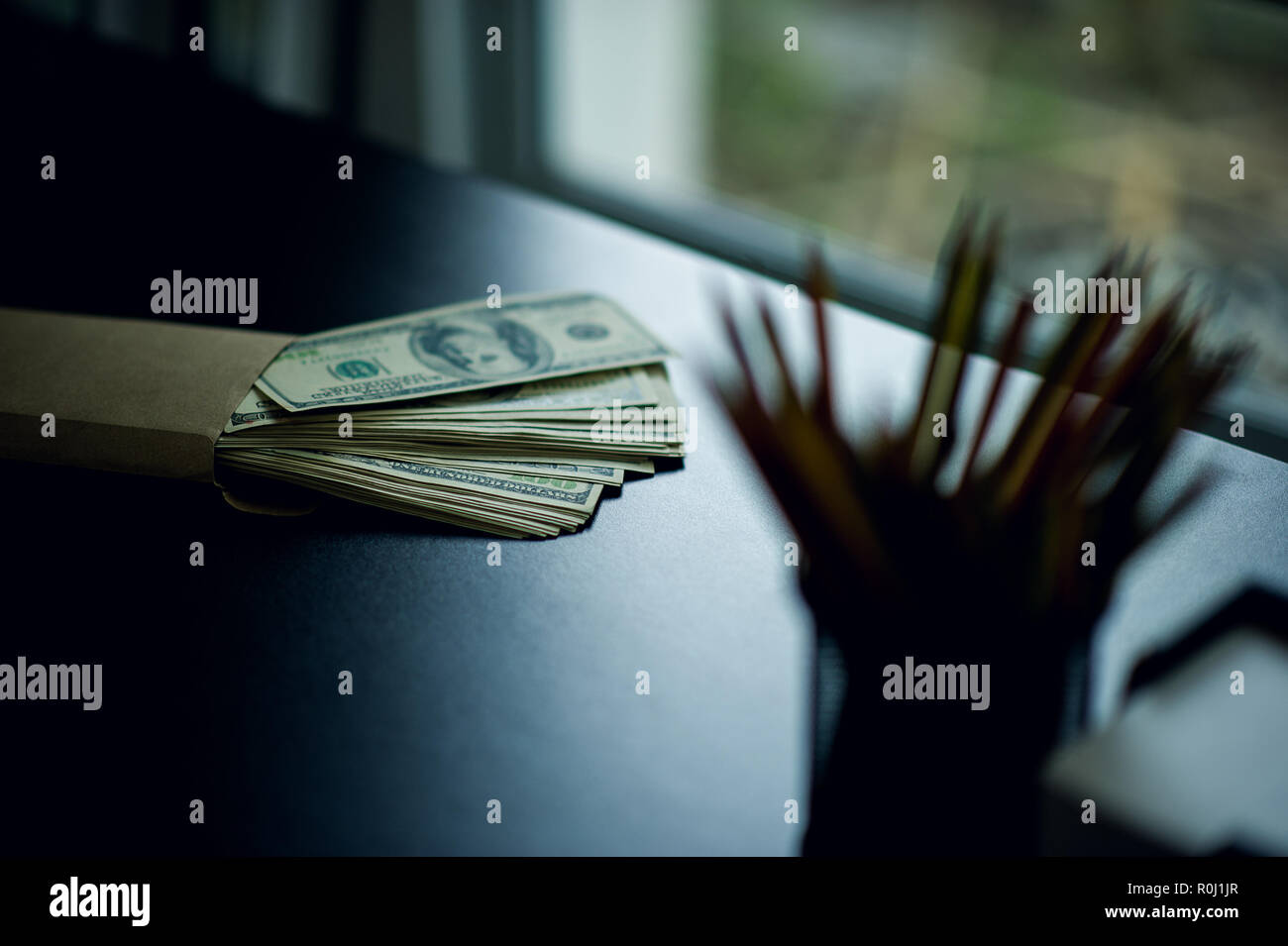 Il dollaro è collocato sulla scrivania. Dei dirigenti e degli imprenditori di successo. Business online Foto Stock