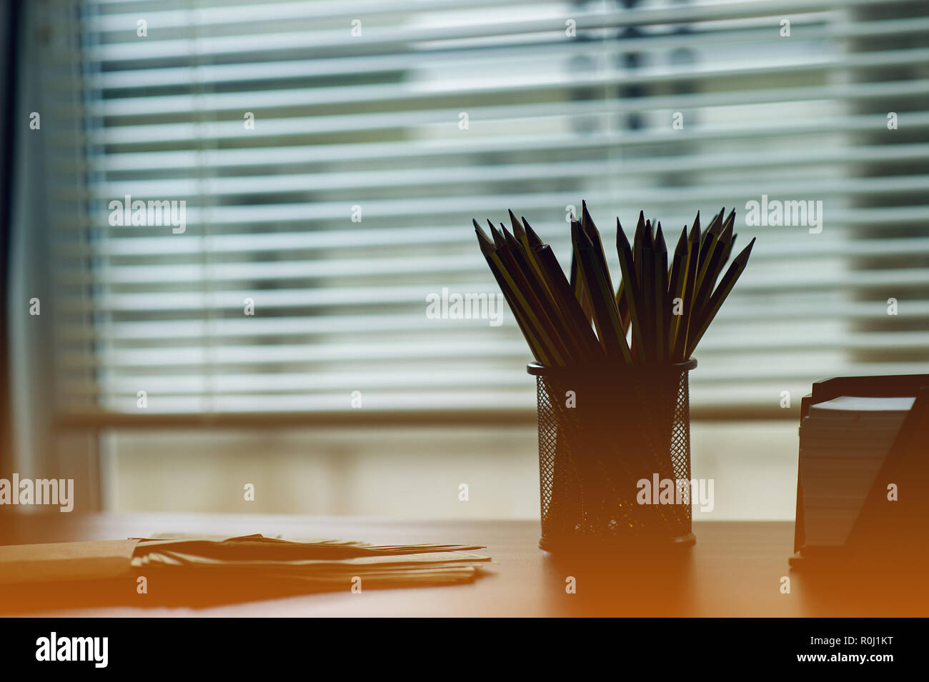 Il dollaro è collocato sulla scrivania. Dei dirigenti e degli imprenditori di successo. Business online Foto Stock