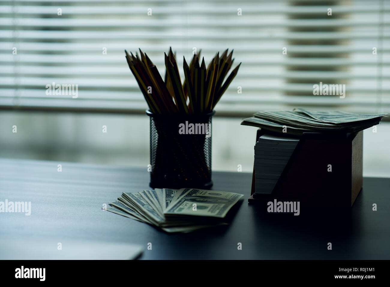 Il dollaro è collocato sulla scrivania. Dei dirigenti e degli imprenditori di successo. Business online Foto Stock