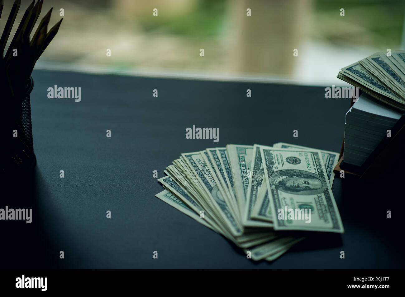 Il dollaro è collocato sulla scrivania. Dei dirigenti e degli imprenditori di successo. Business online Foto Stock