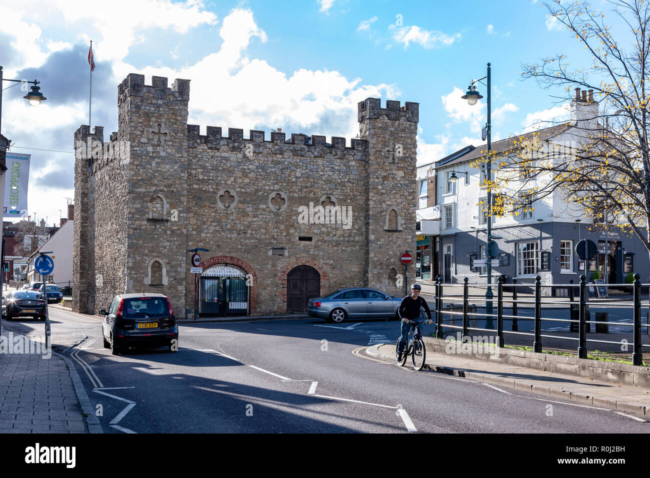 Centro di Buckingham, North Buckinghamshire su una soleggiata domenica pomeriggio. Foto Stock