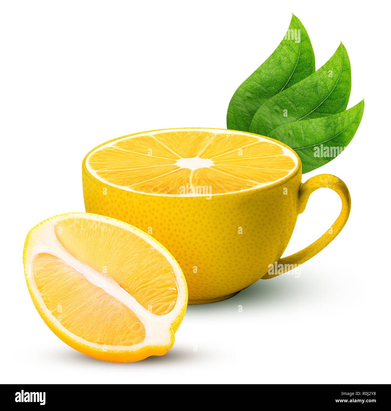 La tazza di limone fresco uno tagliato a metà con foglie isolati su sfondo bianco. Percorso di clipping. Massima profondità di campo. Foto Stock