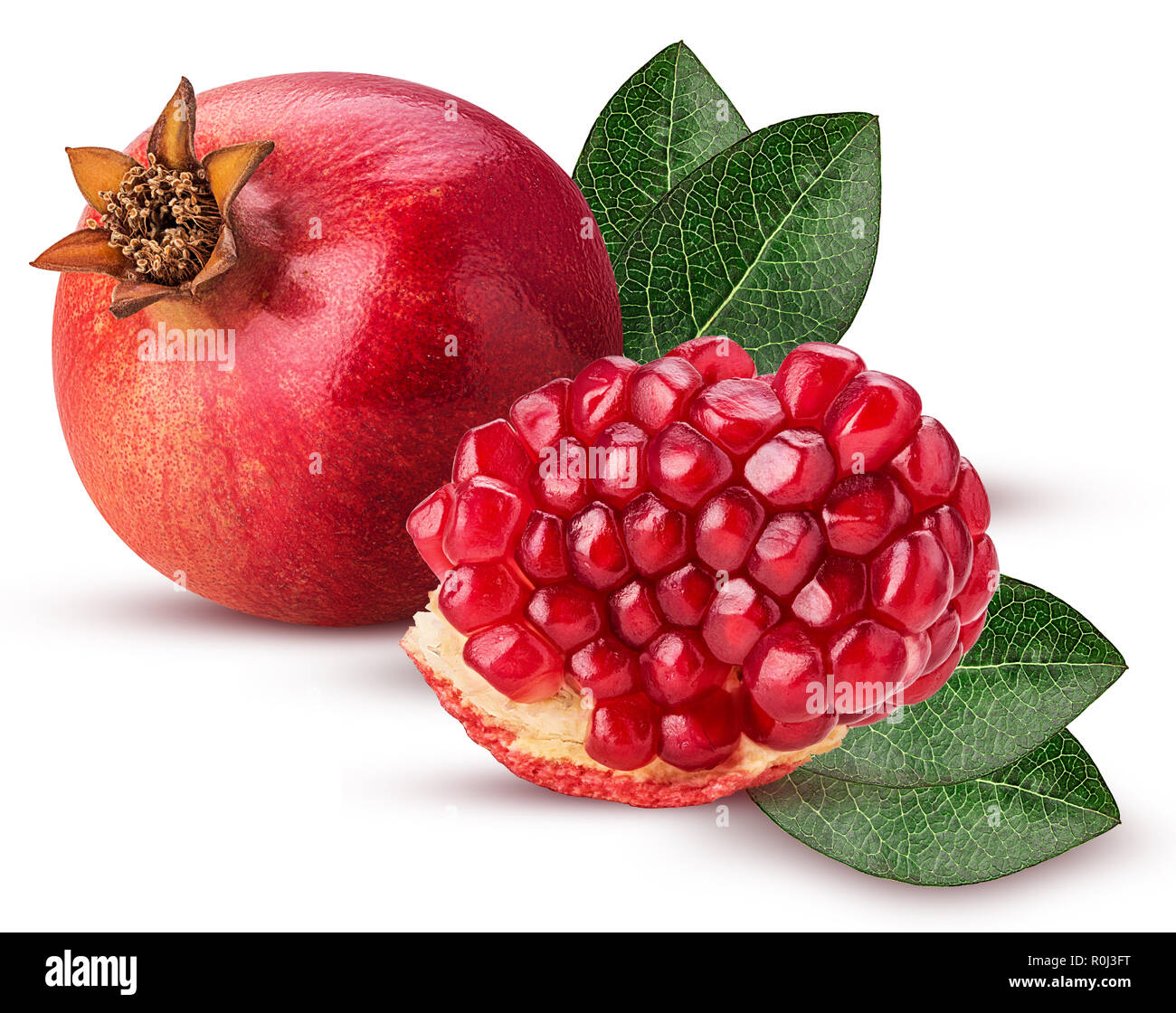 Mature frutto di melograno e slice con foglie isolati su sfondo bianco. Percorso di clipping. Massima profondità di campo. Foto Stock