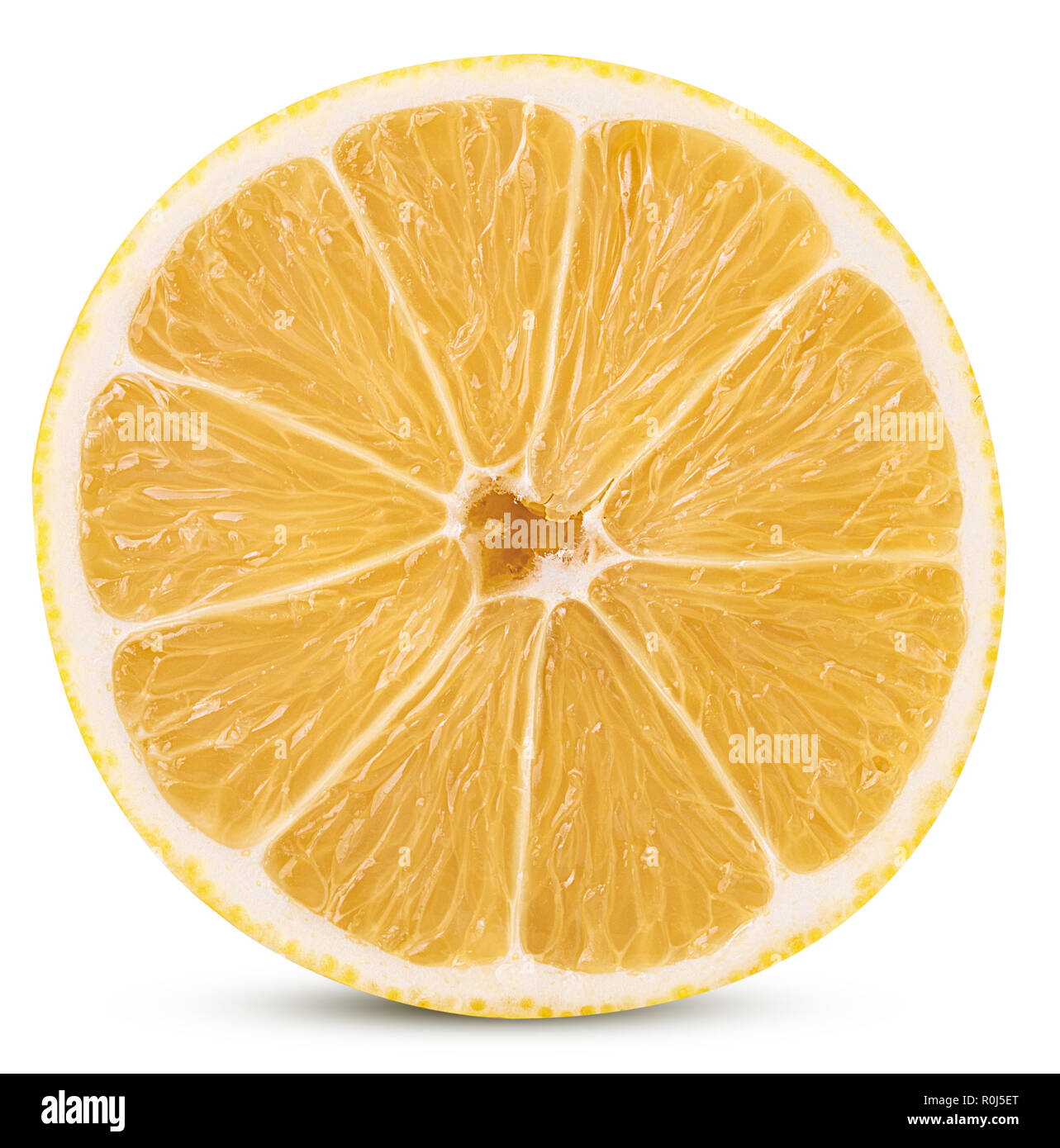 Mature limone tagliato a metà isolato su sfondo bianco Tracciato di ritaglio Foto Stock
