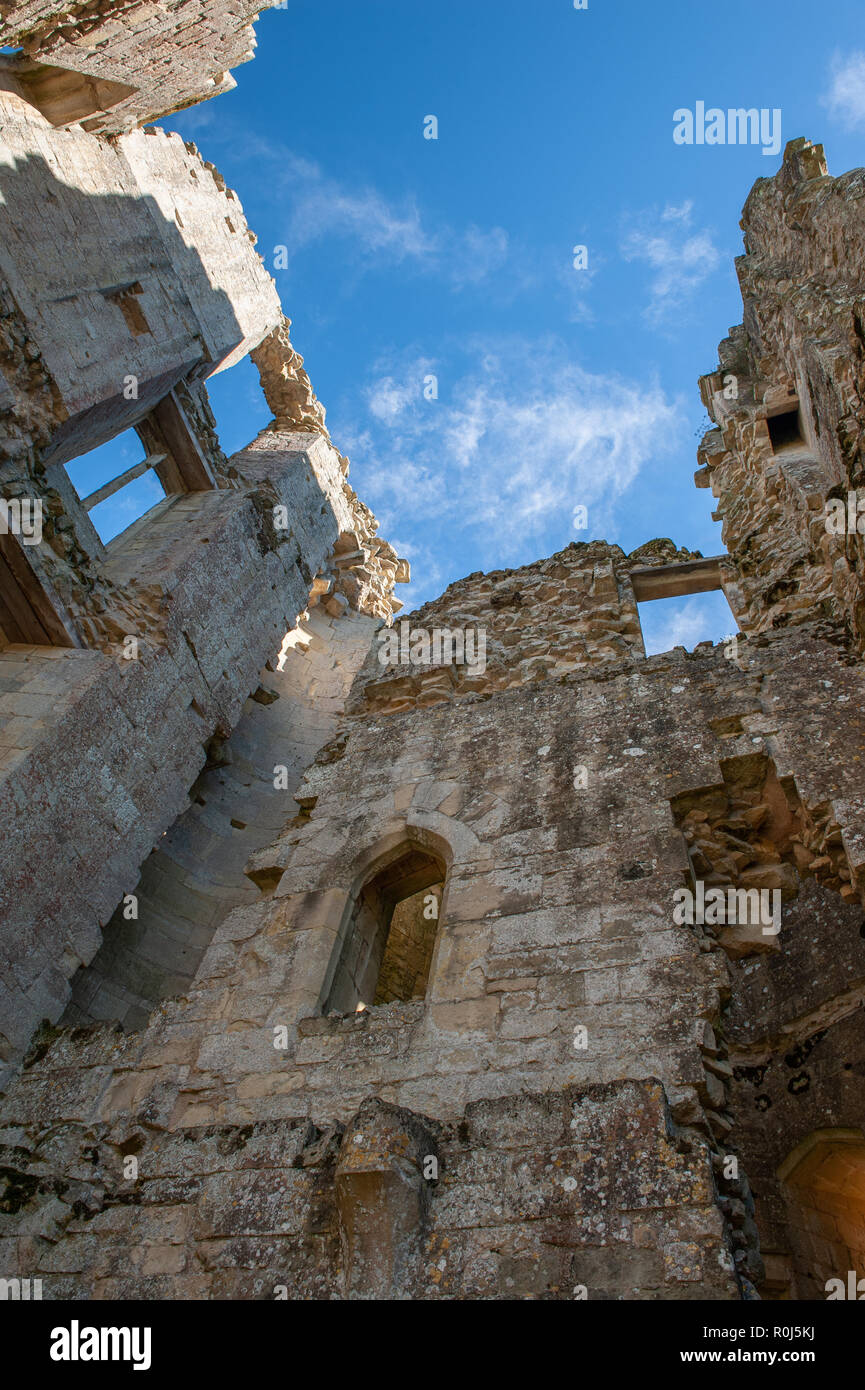 Vista interna della rovina dei muri alla vecchia Wardour Castello, vicino a Tisbury, Salisbury, Wiltshire, Regno Unito. Foto Stock