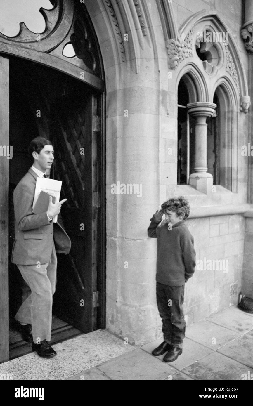 Il principe Charles (l), che è arrivato al University College of Wales, Aberystwyth, ieri, riceve un saluto da Nicholas Toplet, 9, di Aberystwyth, come egli lascia il collegio dopo la sua prima lingua gallese lezione. Foto Stock