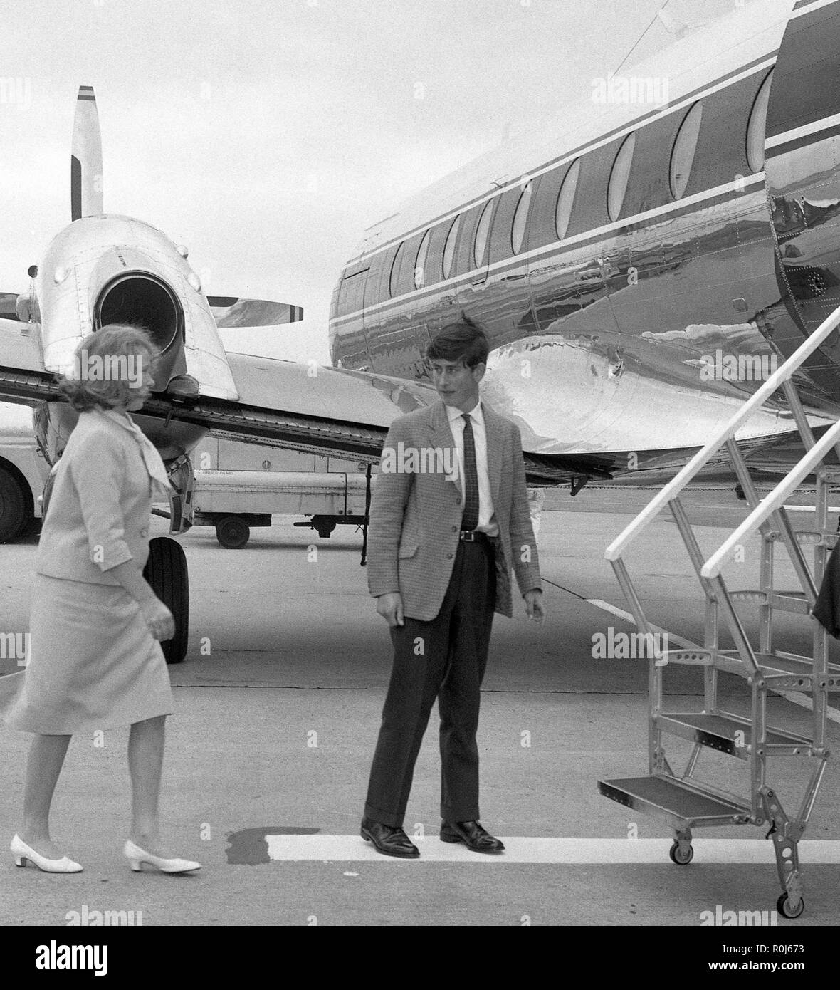 Il principe Charles guarda a sua sorella Princess Anne come essi a bordo di un aereo all'Aeroporto di Londra per continuare il volo per Francoforte en route ad Atene per frequentare il Royal Wedding di principe e principessa Louis di Hesse a Wolfsgarten, Langen. Foto Stock