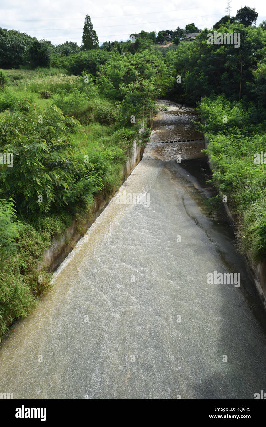 L'acqua che scorre dalla diga nel torrente sotto nella foresta , della Thailandia Foto Stock