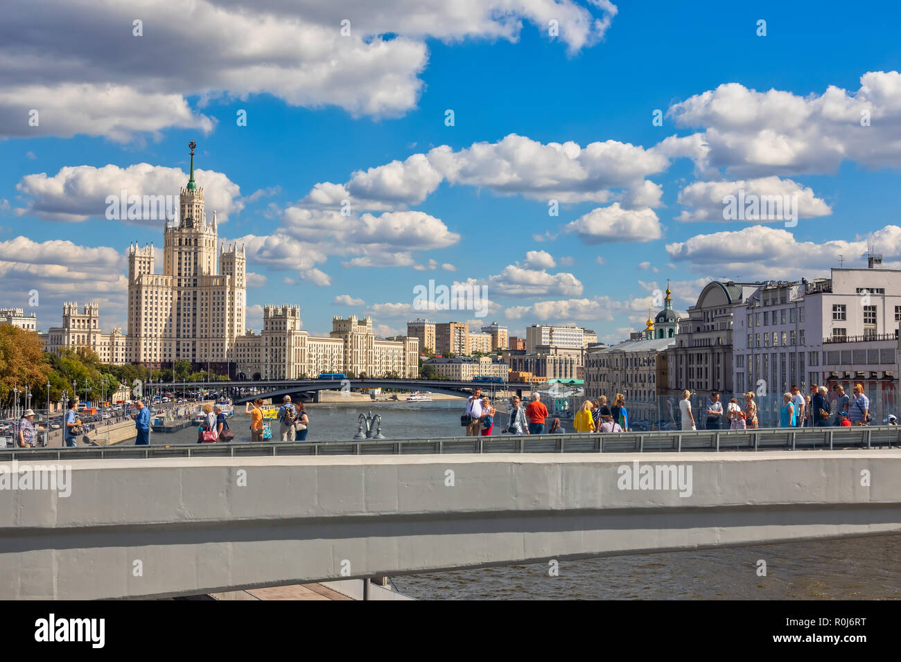 Mosca, Russia - Agosto 13, 2018: Le persone sono a piedi su unico ponte flottante in una nuova e moderna Zaryadye park. Kotelnicheskaya Embankment edificio come Foto Stock