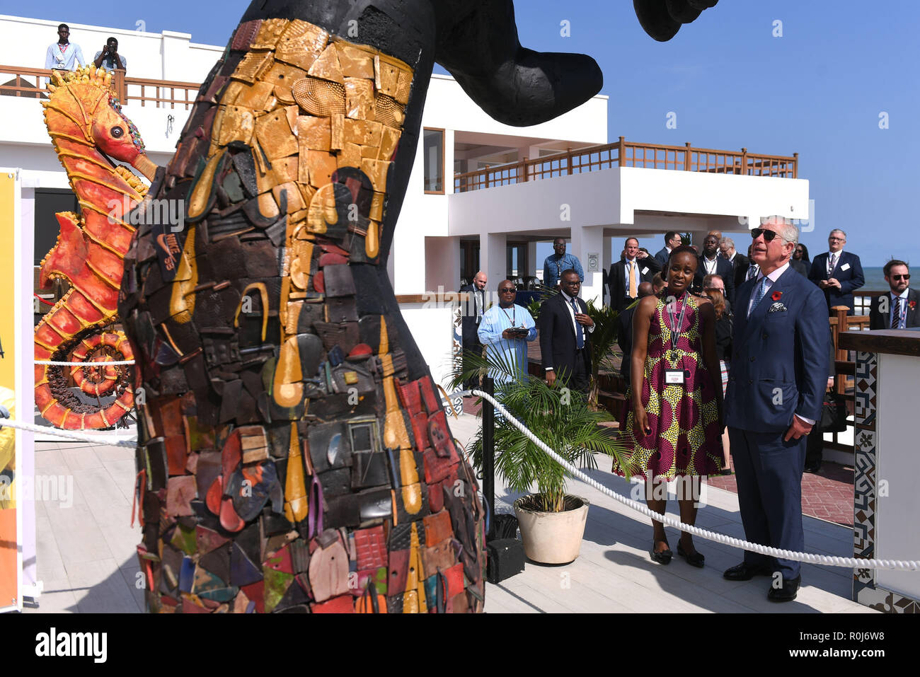 Il Principe di Galles guarda artwork di plastica riciclata come egli partecipa a un evento di materie plastiche, in Sandbox, Accra, Ghana, il giorno 6 del suo viaggio in Africa occidentale con la Duchessa di Cornovaglia. Foto Stock