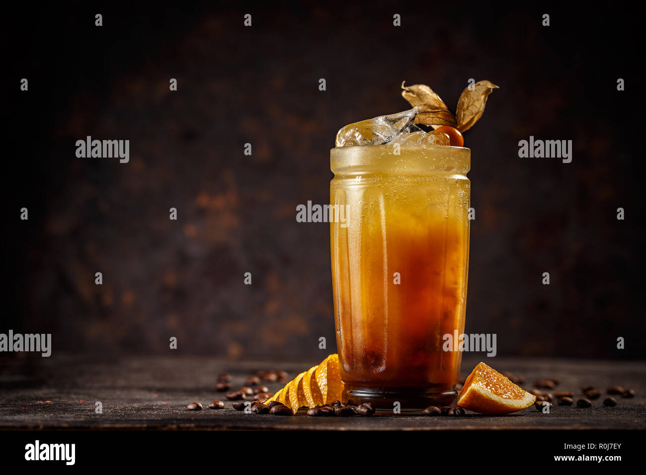 Arancione e caffè cocktail vintage su sfondo scuro Foto Stock