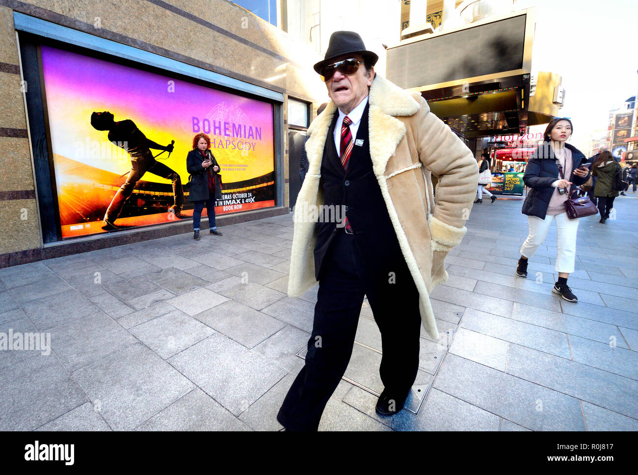Uomo in una giacca di pelle di pecora nel quadrato di Leicester, Londra,  Inghilterra, Regno Unito Foto stock - Alamy