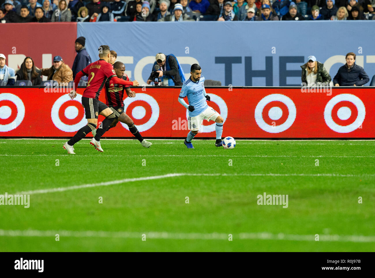 New York, NY - 4 Novembre 2018: Maximiliano Martinez (10) di NYC FC controlla la sfera durante la semifinale prima gamba di Audi MLS Cup contro Atlanta United FC presso Yankee Stadium Foto Stock