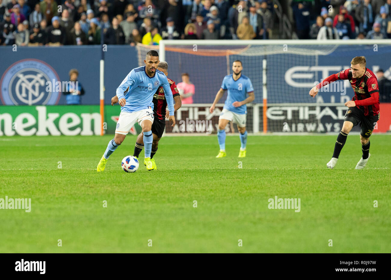 New York, NY - 4 Novembre 2018: Yangel Herrera (30) di NYC FC controlla la sfera durante la semifinale prima gamba di Audi MLS Cup contro Atlanta United FC presso Yankee Stadium Foto Stock
