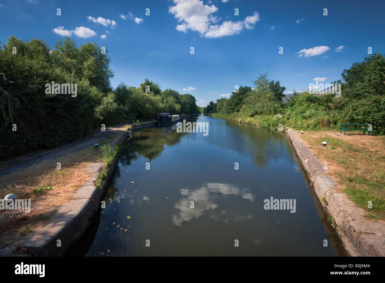 Una vista dal Broadwater Lock sul Canal Grand Union, Regno Unito, vicino al pub Bear on the Barge e South Harefield Village. Foto Stock