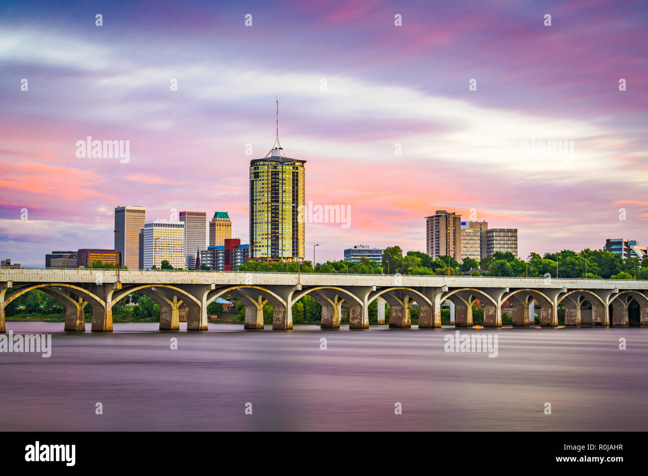 Tulsa, Oklahoma, Stati Uniti d'America skyline del centro sull'Arkansas River al crepuscolo. Foto Stock