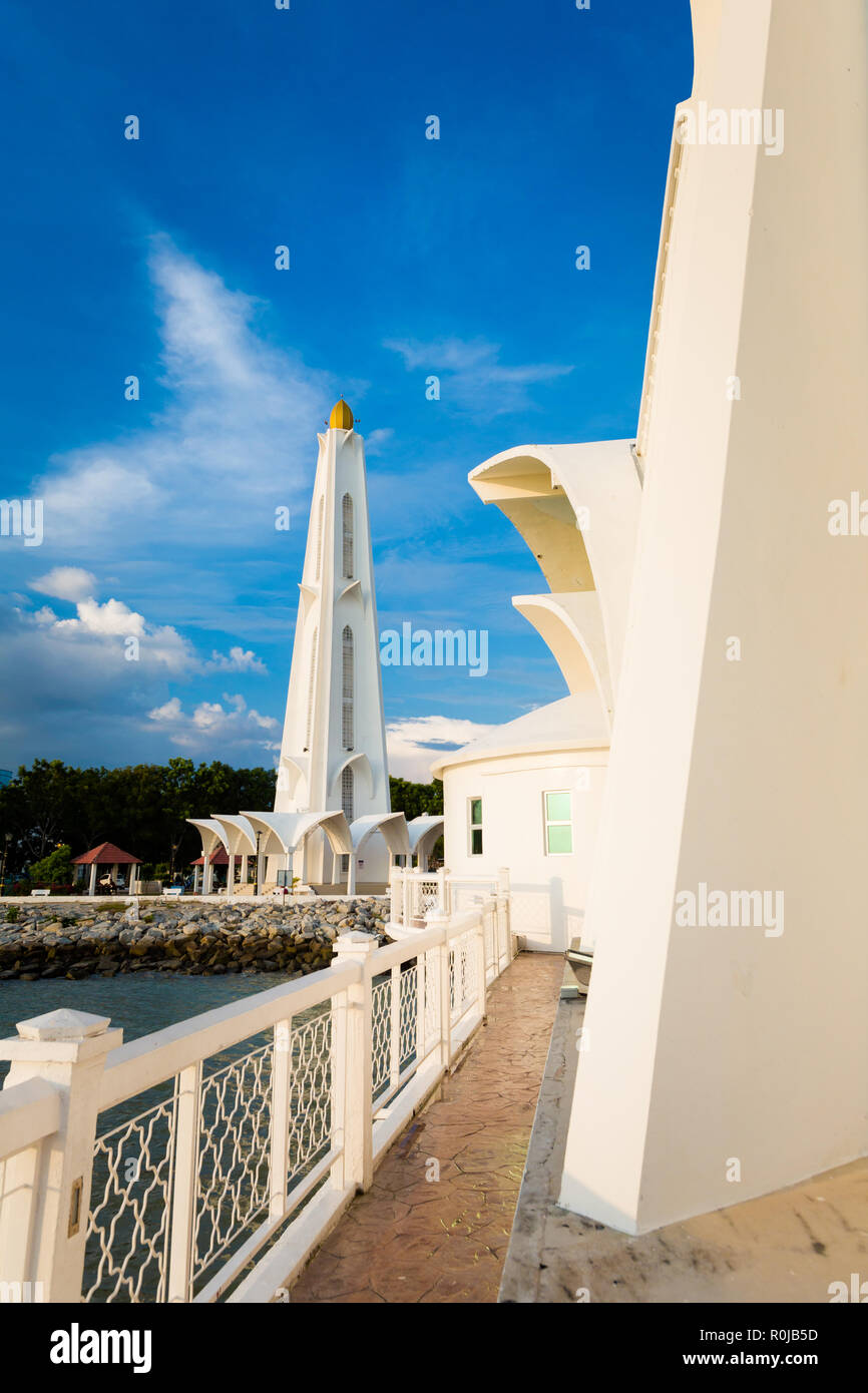 La bella architettura di Melaka Moschea dello Stretto di Malacca città in Malaysia. Bellissimo edificio sacrale nel sud est asiatico. Foto Stock