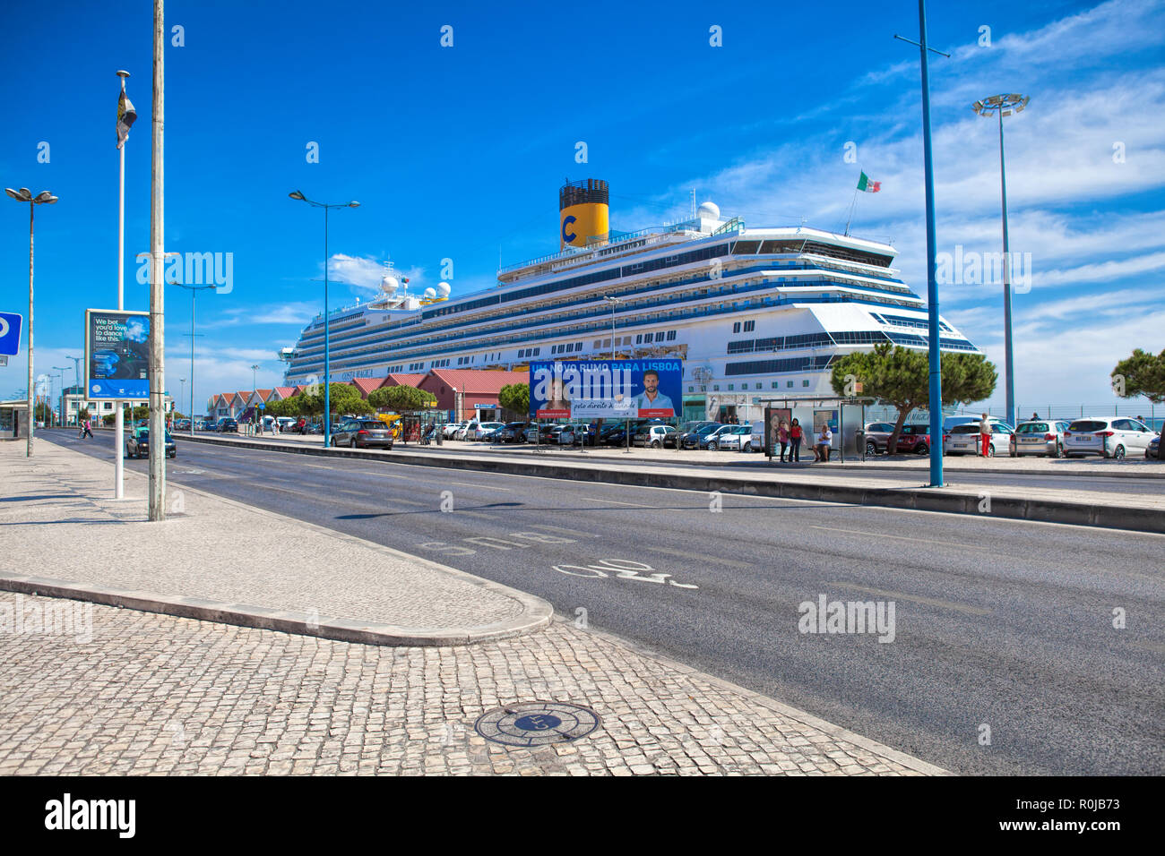 Lisbona, Portogallo - Ampia e lussuosa nave da crociera Costa Magica  ancorata a Lisbona Foto stock - Alamy