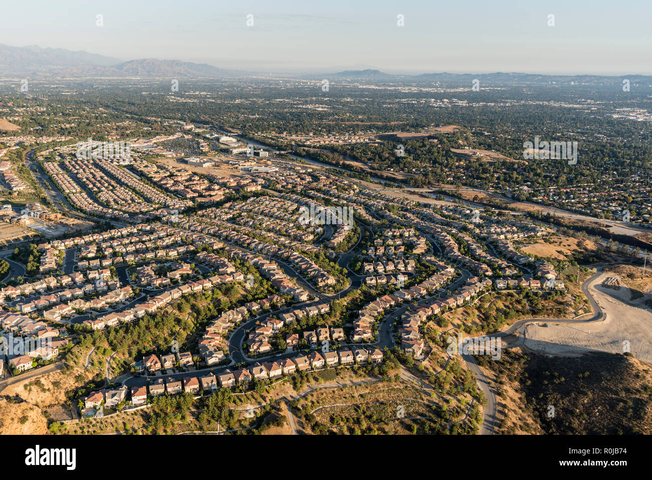 Vista aerea di Porter Ranch cul de sac le strade e la Valle di San Fernando in Los Angeles, California. Foto Stock