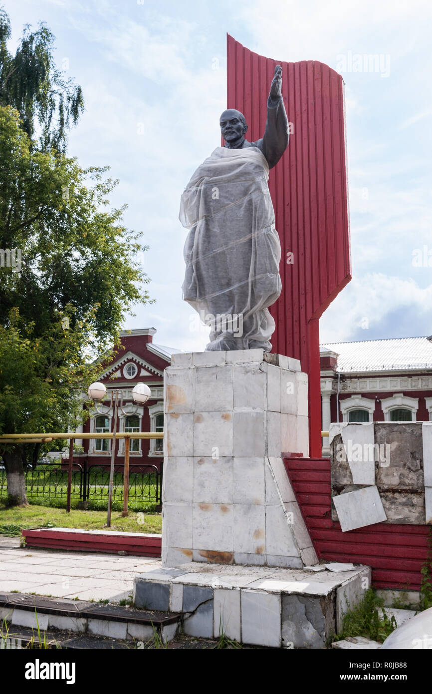 Collassare monumento a Lenin nel piccolo villaggio in Russia. Foto Stock