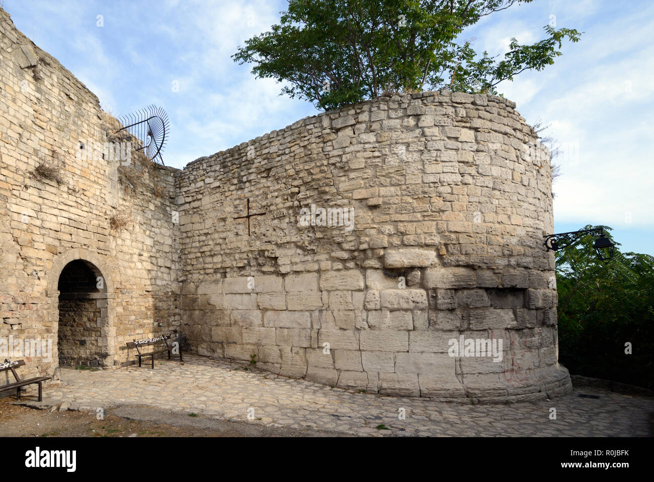 Antiche mura romane o le mura della città & Town Gate Arles Provence Francia Foto Stock