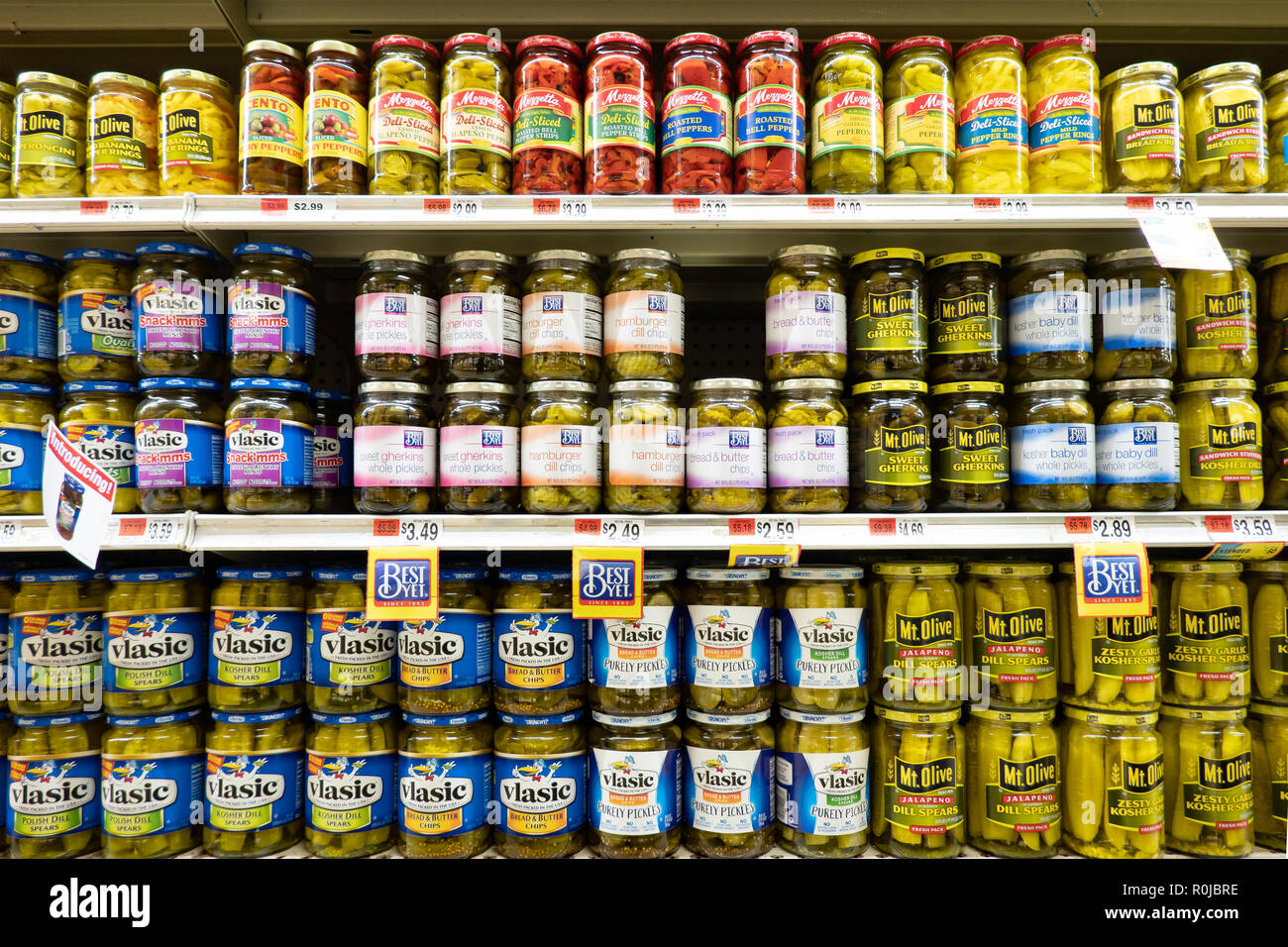 Gli scaffali pieni di sottaceti e peperoni in vendita sul display in un piccolo negozio di alimentari in speculatore, NY USA Foto Stock