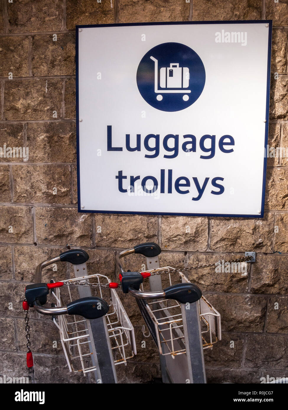 Carrelli portabagagli e segno di parete, stazione di Sheffield Foto Stock