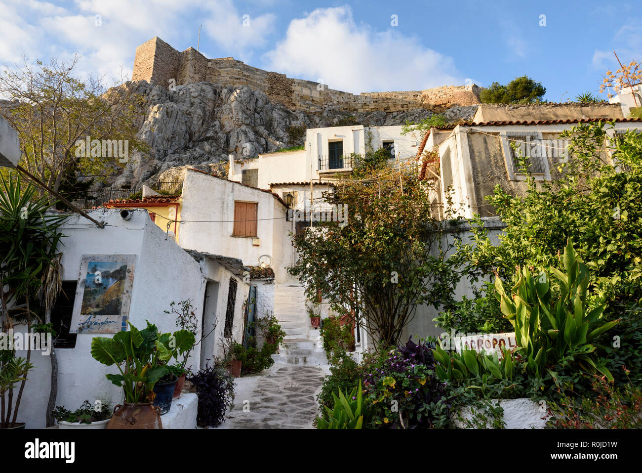 Atene. La Grecia. Stile delle Cicladi architettura di Anafiotika sul bordo del quartiere Plaka si accoccola contro l'Acropoli. Foto Stock