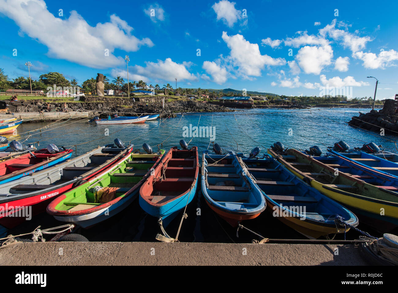 In legno barche da pesca nel porto naturale di Hanga Roa Foto Stock