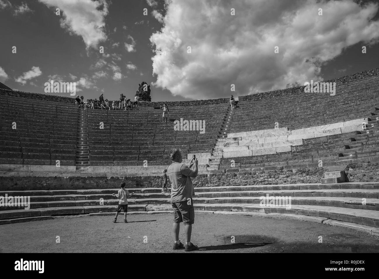 Scattare una fotografia all'interno delle pareti dell'Anfiteatro di Pompei in bianco e nero Foto Stock