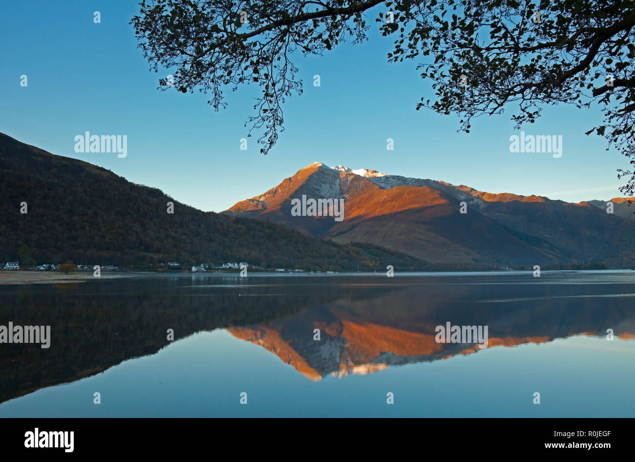 Loch Leven, con riflessione di montagna appena dopo l'alba. Lochaber, Scotland, Regno Unito Foto Stock