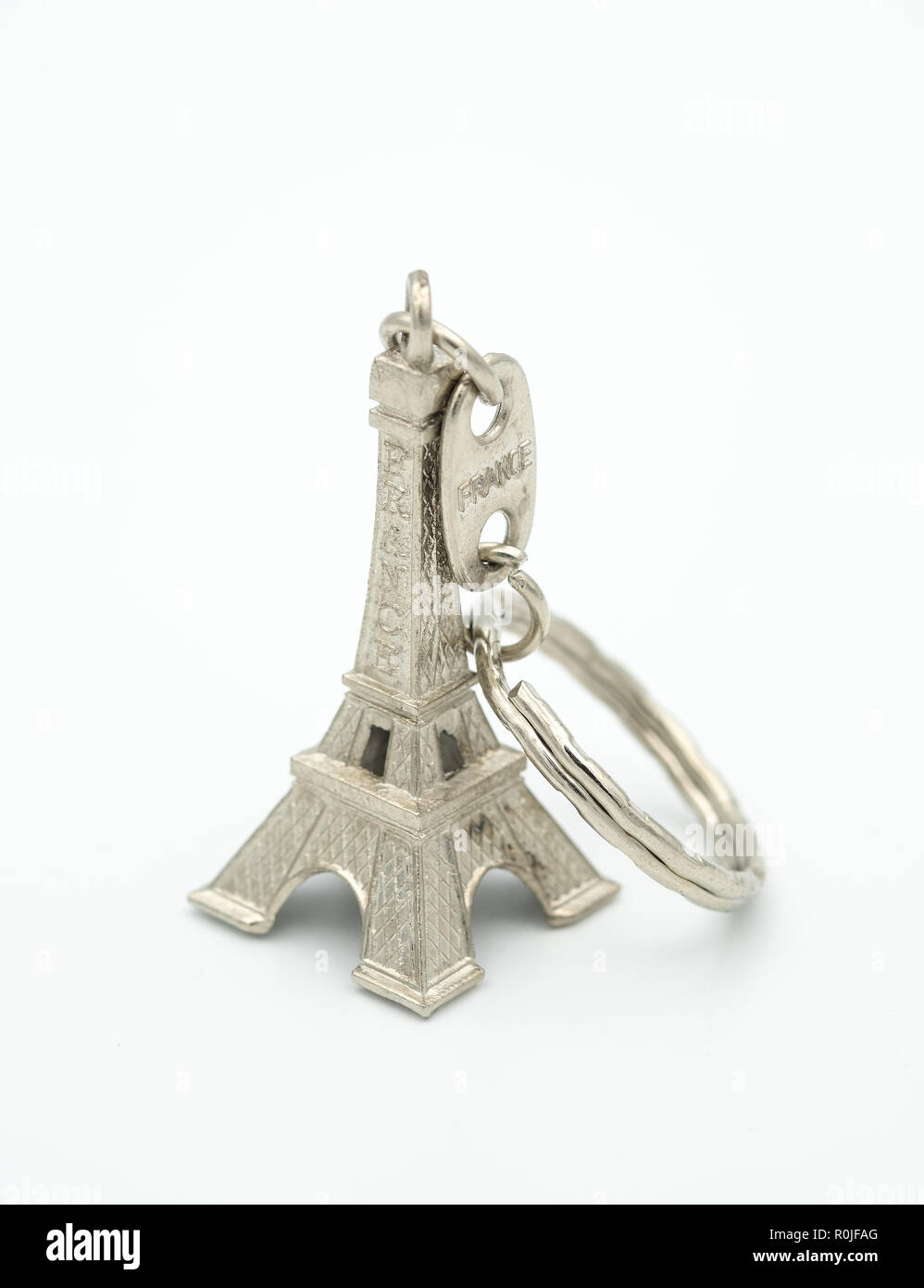 Miniatura della Torre Eiffel metallica di chiave a catena Paris souvenir ritagliare isolati su sfondo bianco Foto Stock