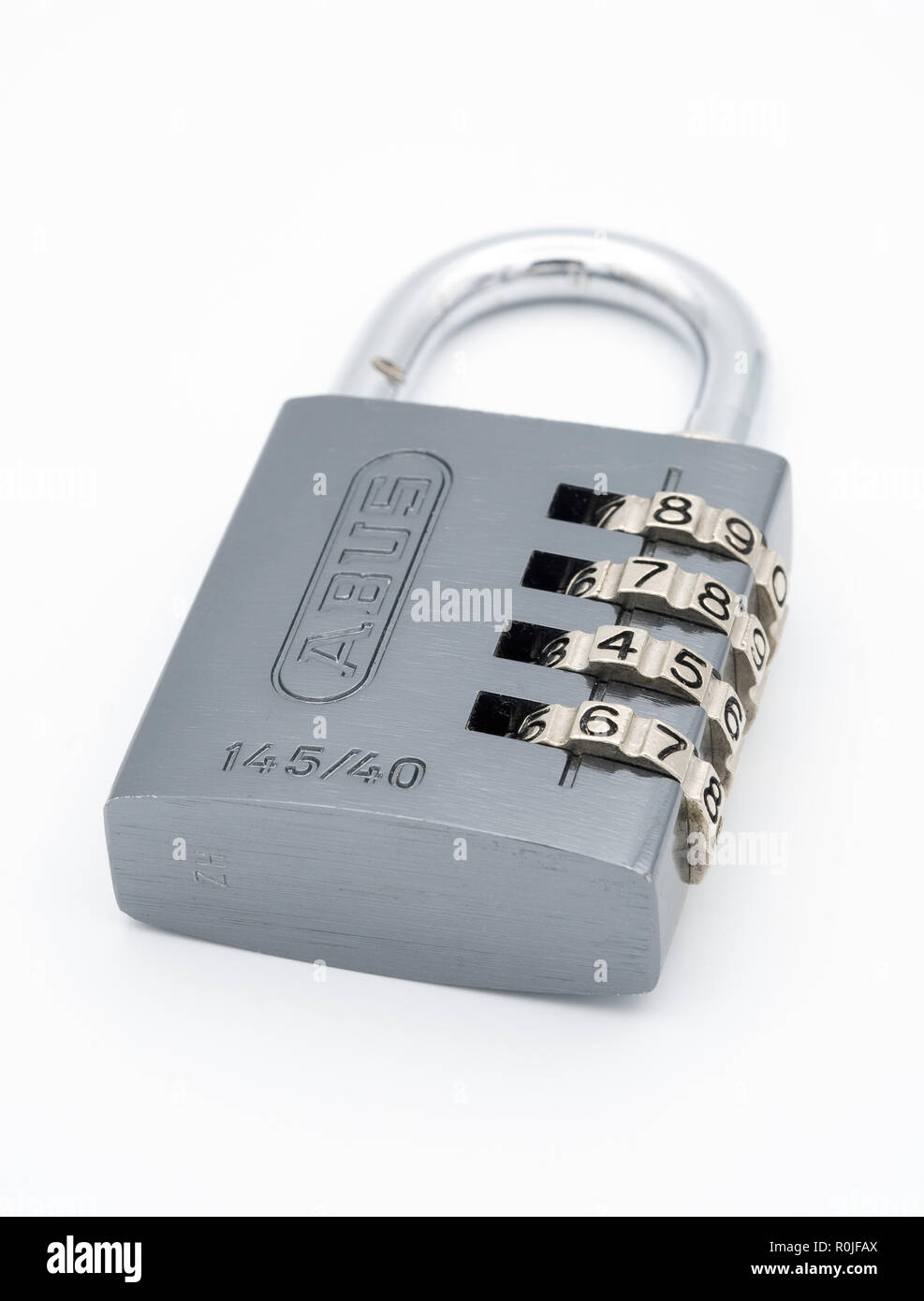 Metallo a quattro cifre combinazione lucchetto ABUS isolati su sfondo bianco Foto Stock