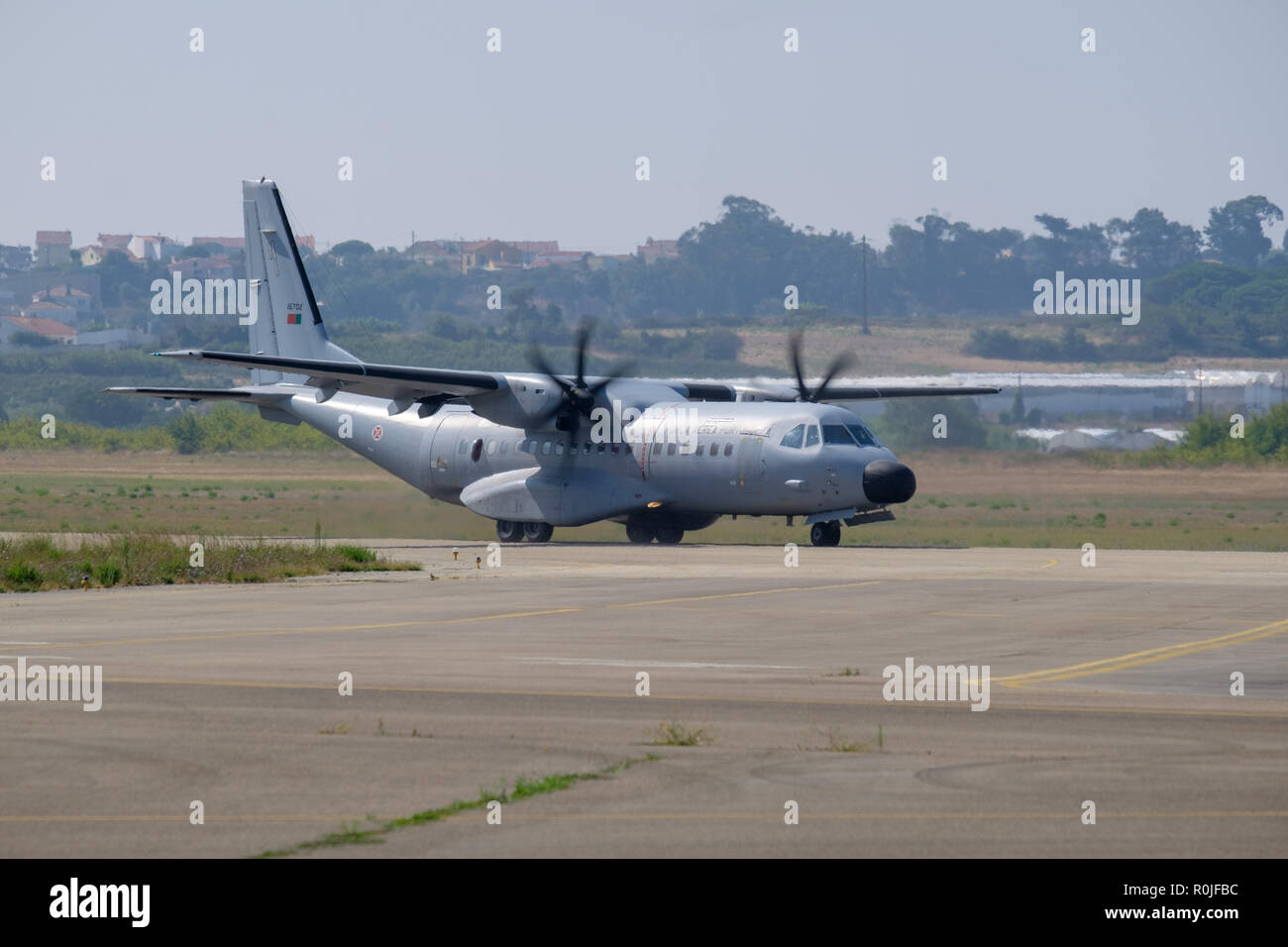 Portuguese Air Force EADS C-295M aeroplano a Sintra Air Base, Portogallo, Europa Foto Stock