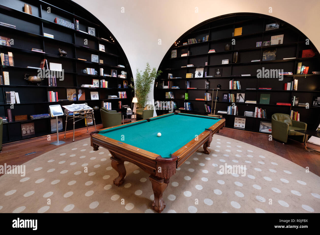 9-Ball Pool tavolo presso l'aeroporto internazionale di Ataturk business class lounge in Istanbul, Turchia Foto Stock