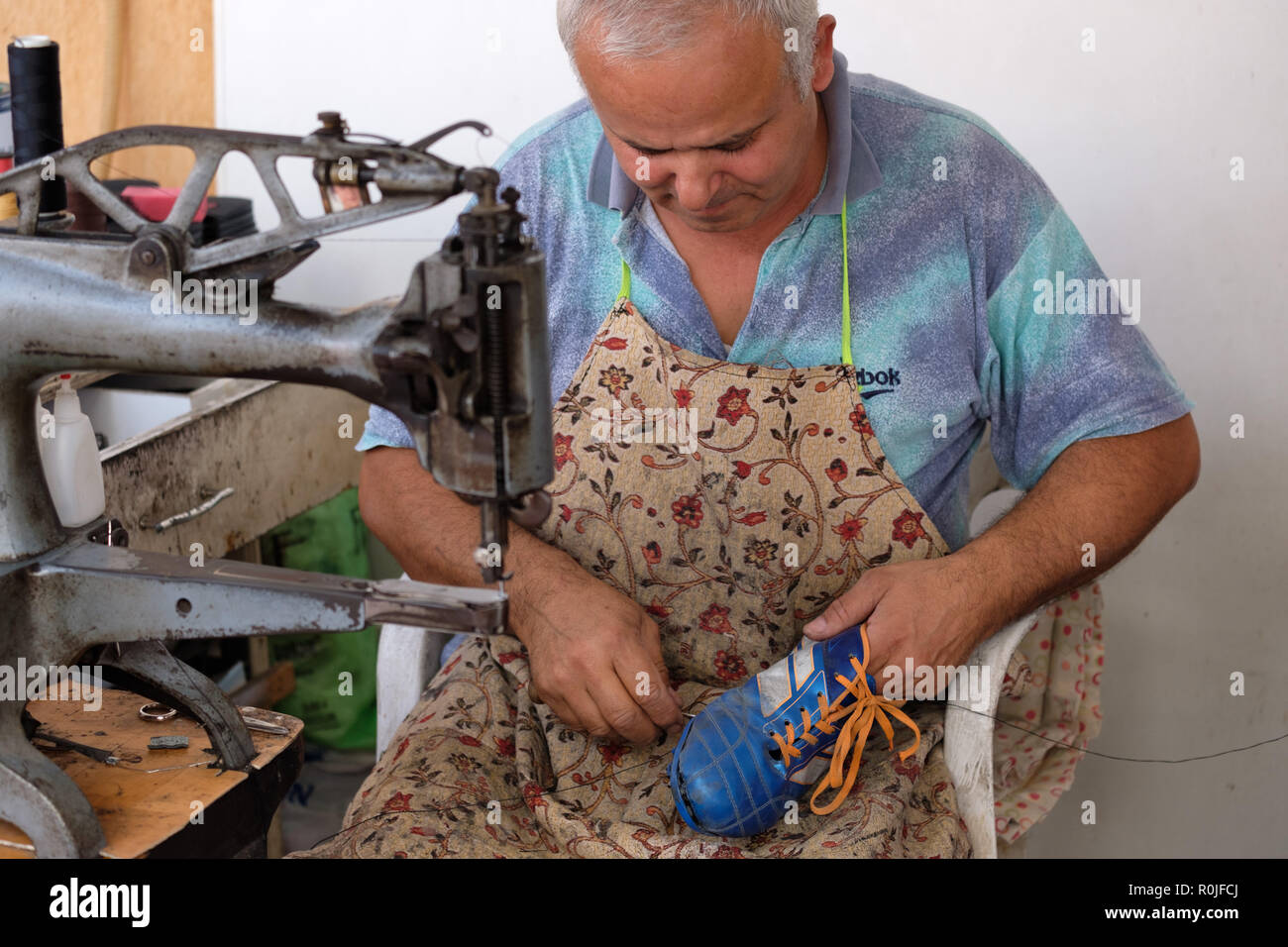 Il comando cobbler il fissaggio di un gancio di calcio a Kemer, Turchia Foto Stock