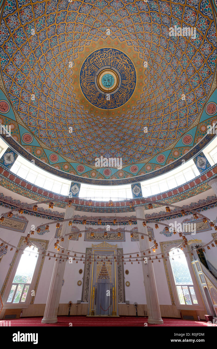 Bellissimo soffitto all'interno dei Huzur Cami Moschea Islamica a Kemer, provincia di Antalya, Turchia Foto Stock