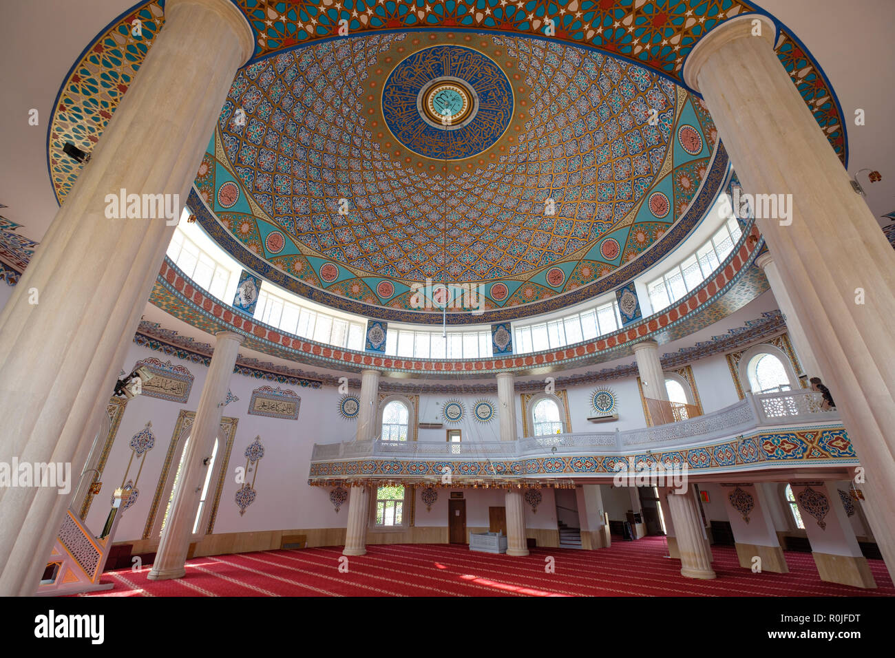 Bellissimo soffitto all'interno dei Huzur Cami Moschea Islamica a Kemer, provincia di Antalya, Turchia Foto Stock