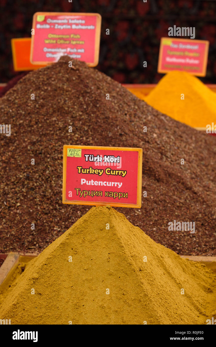 Pile di spezie colorate compresi curry turco per la vendita su un mercato in stallo Foto Stock