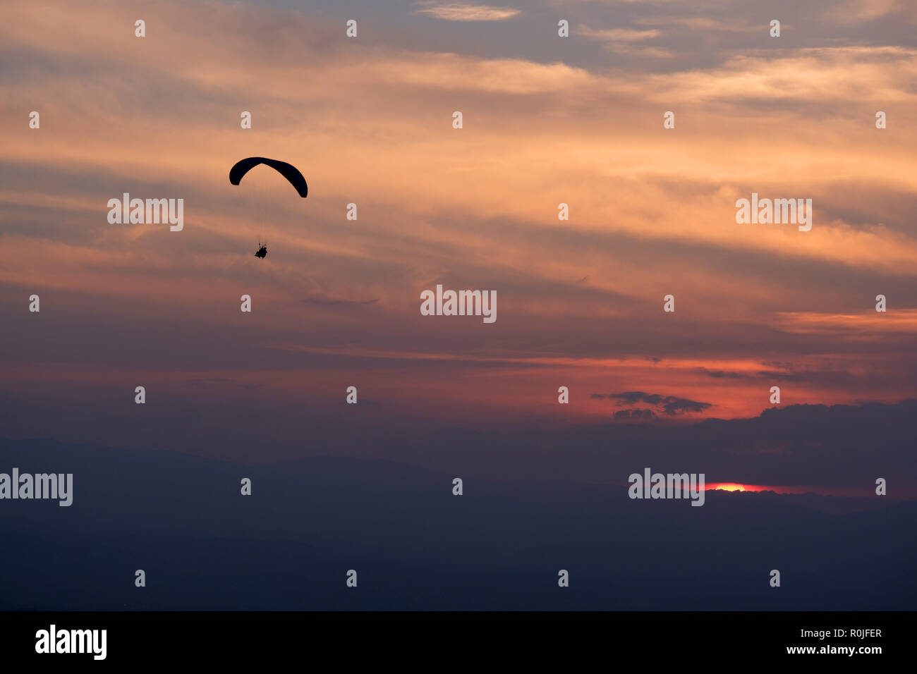 Silhouette di un para-aliante contro un bellissimo cielo Foto Stock