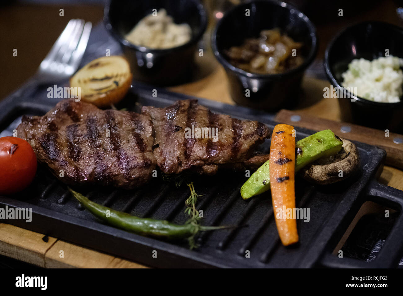Grigliate di carne e il piatto di verdure e servire a tavola ristorante Foto Stock