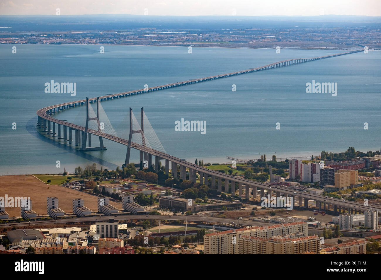 Vista aerea del ponte Vasco da Gama sul fiume Tago a Lisbona, Portogallo, Europa Foto Stock
