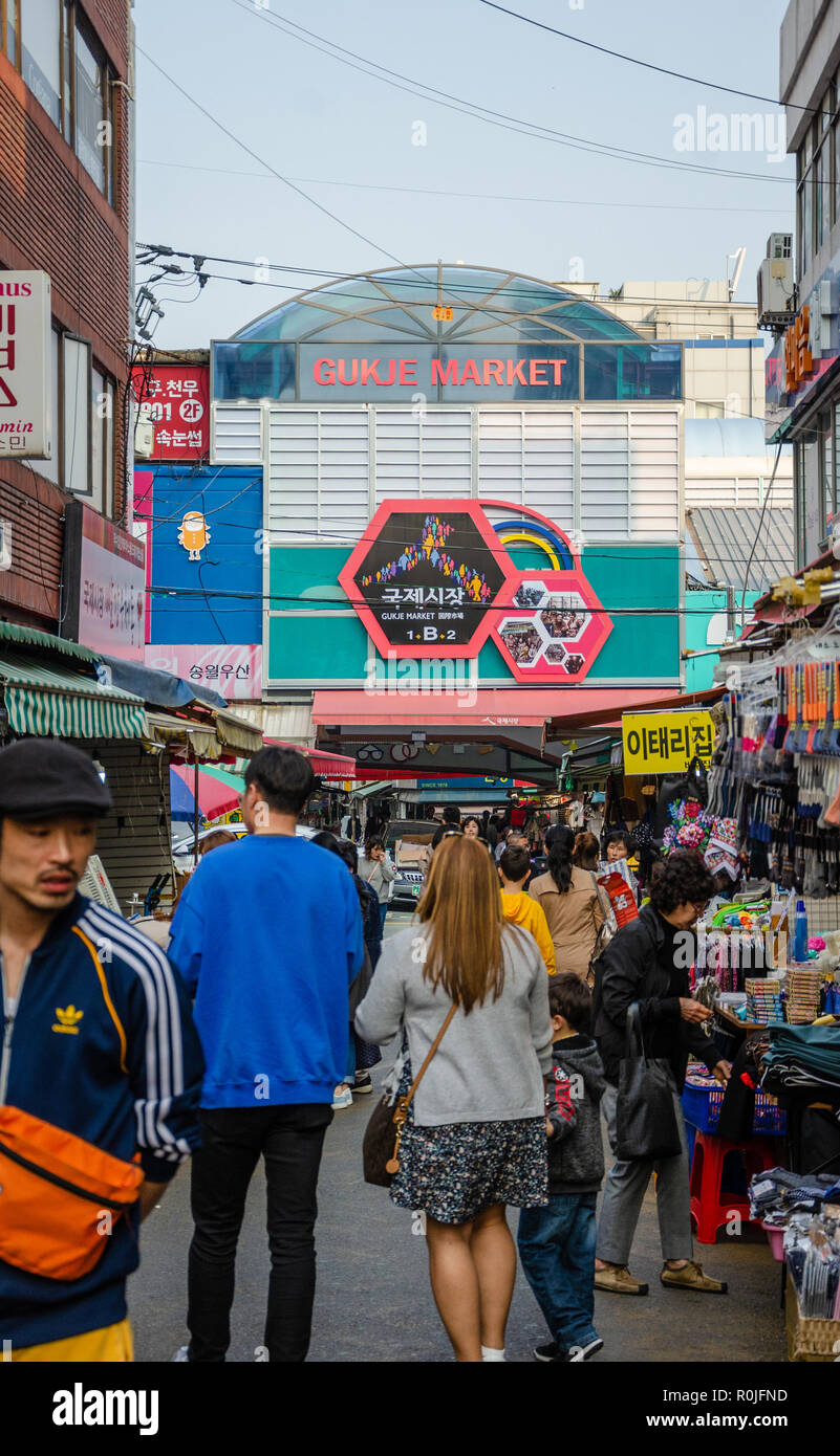 Un ingresso nel mercato Gukje in Busan, Corea del Sud. Foto Stock